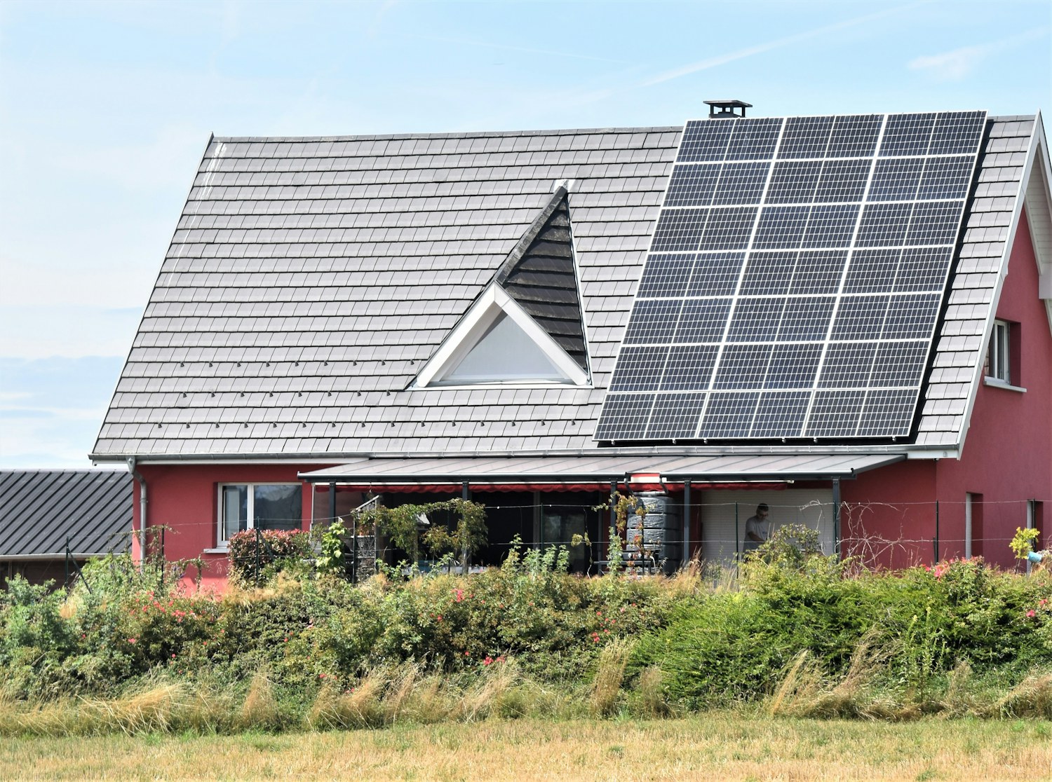 Hausdach mit Solarmodulen